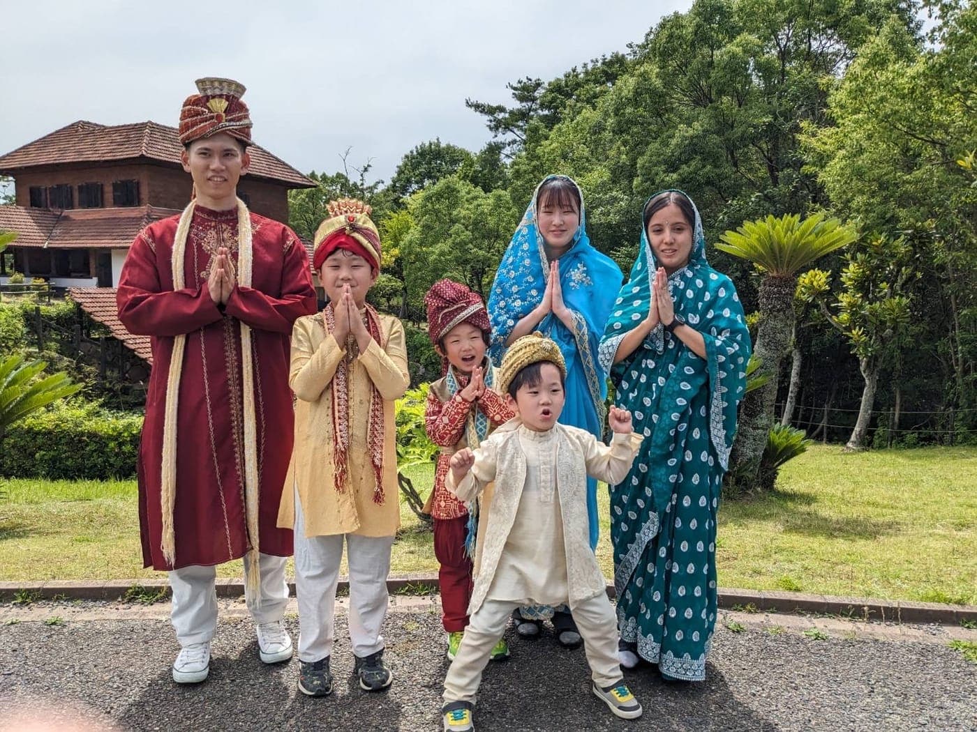 英語×遠足で外を探検する子どもたち
