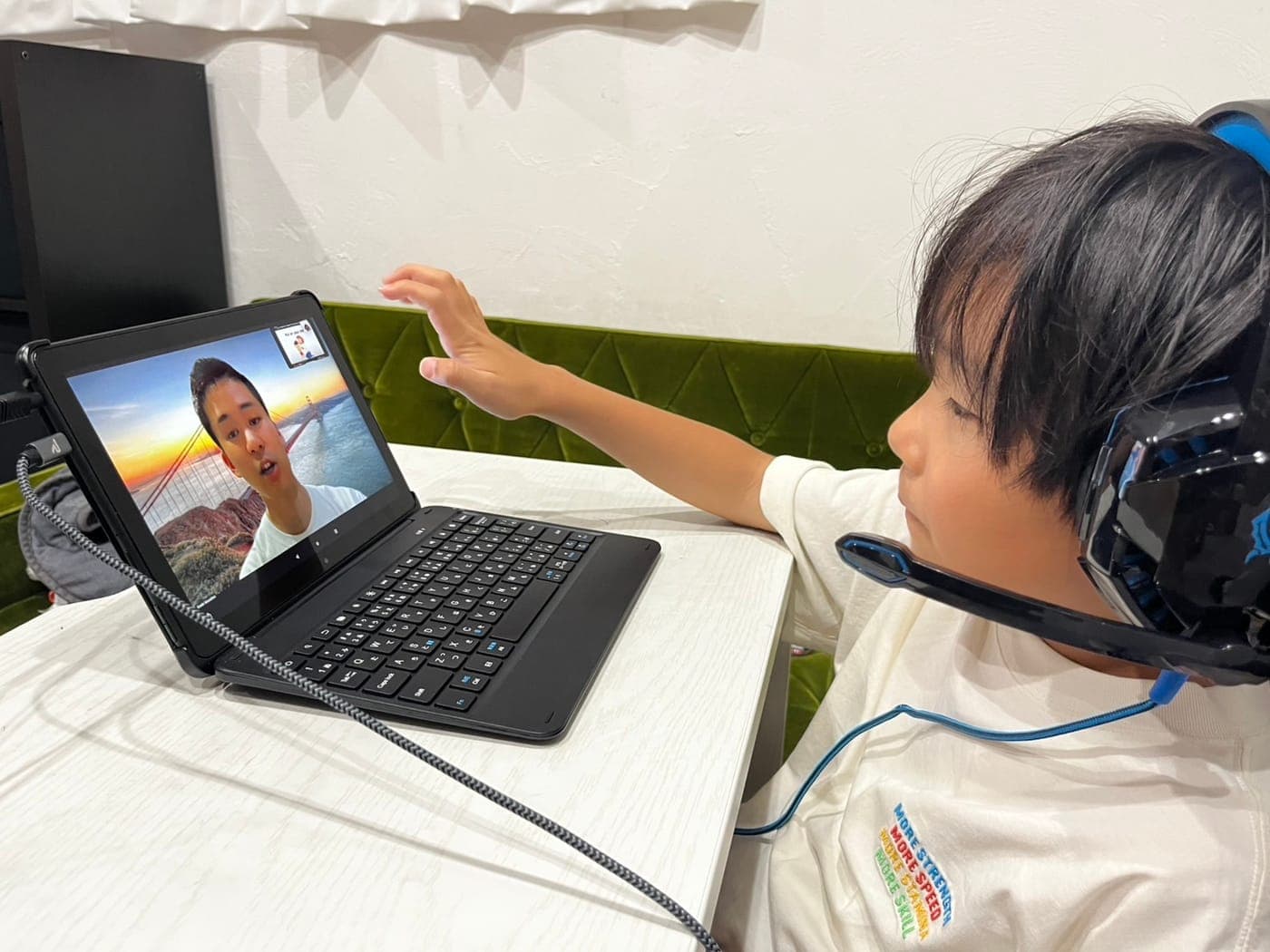 オンラインで英語を学ぶ子ども
